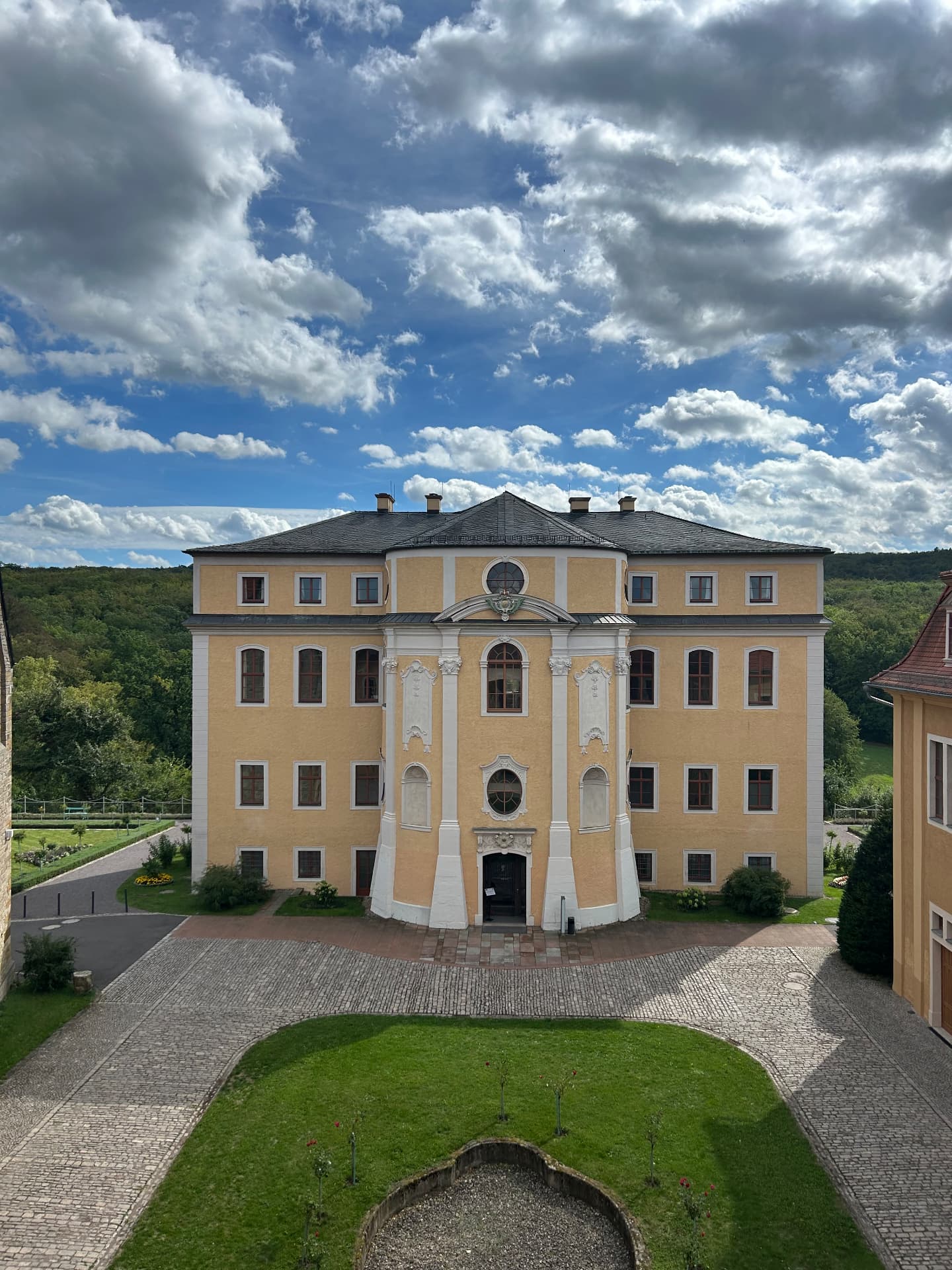 Das Neue Schloss Ettersburg mit Innenhof