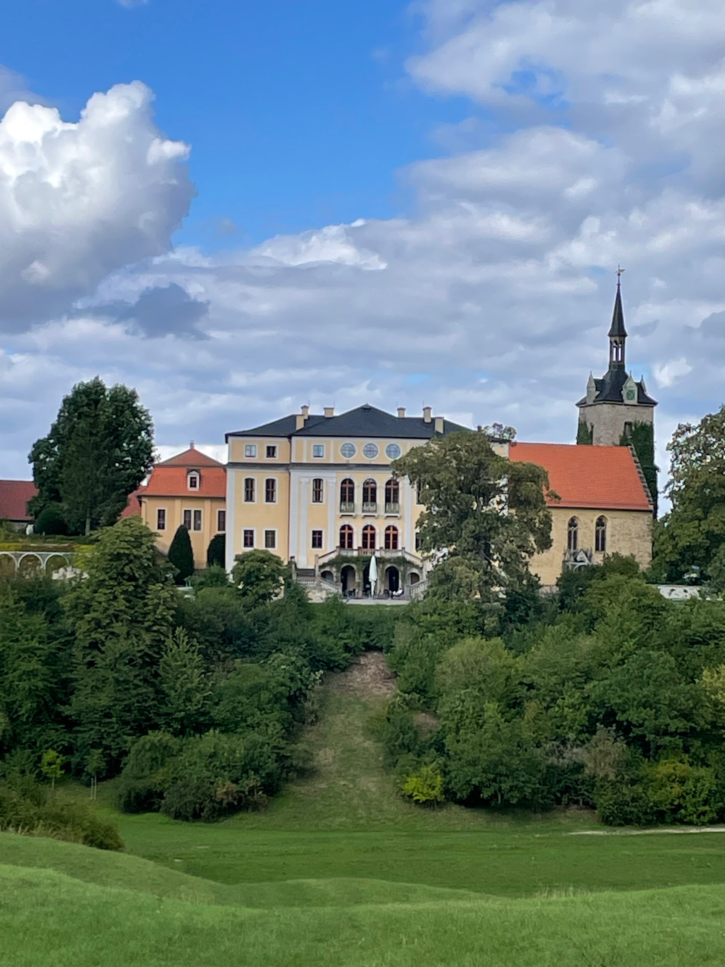 Blick vom Pücklerschlag auf Schloss Ettersburg
