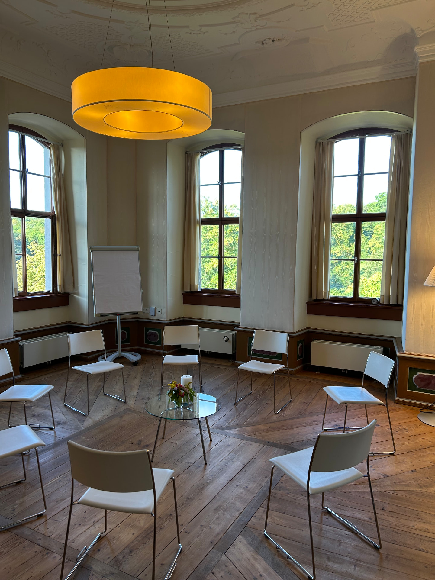 Salon Sophie mit Blick durch die hohen Schlossfenster