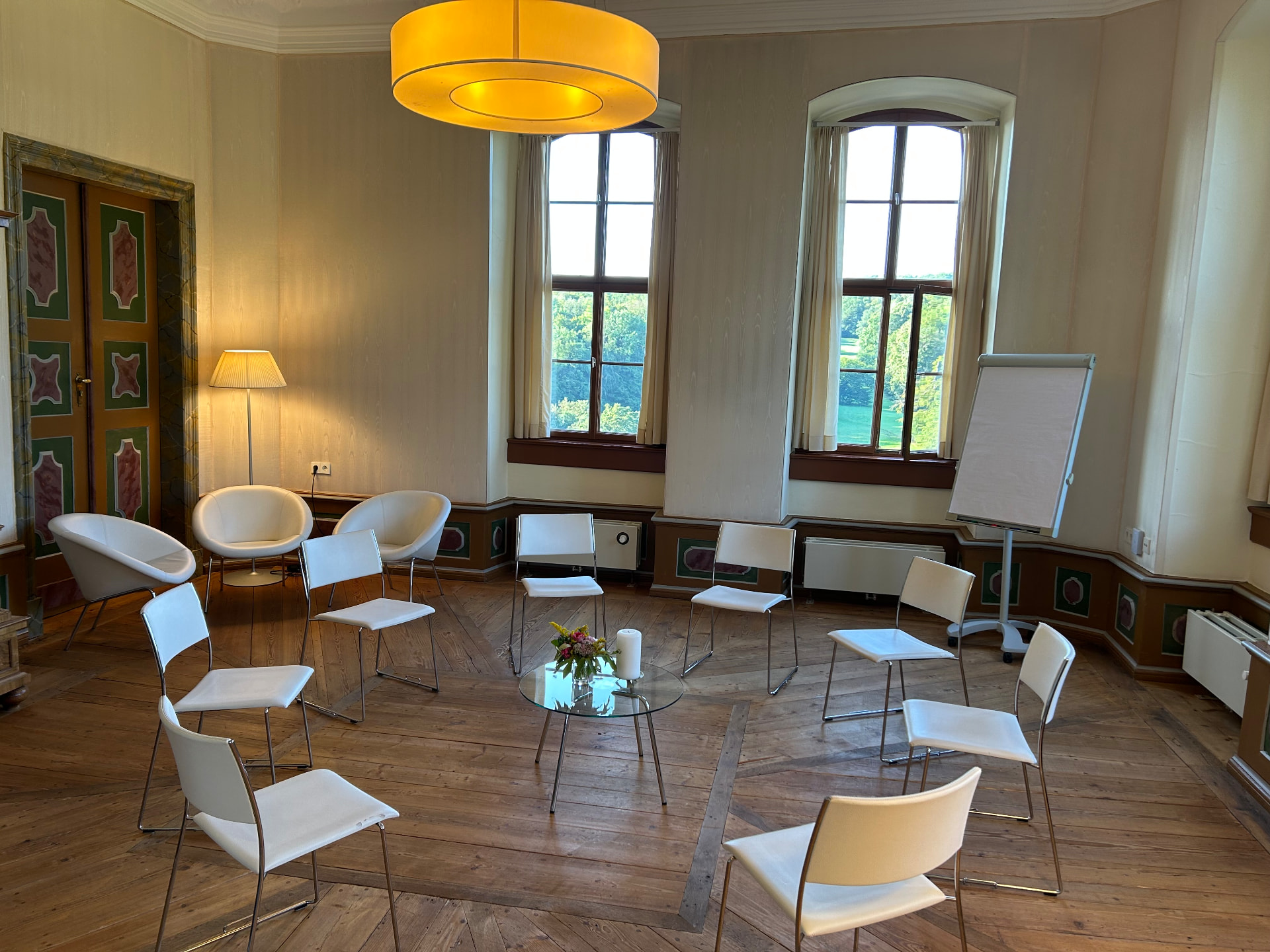 Stuhlkreis im Seminarraum Salon Sophie auf Schloss Ettersburg