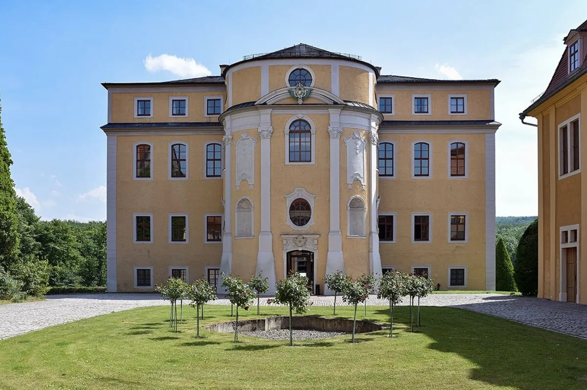 Schloss Ettersburg, Frontansicht mit Rosengarten